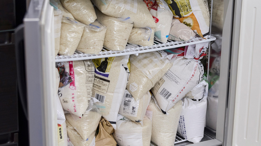 写真：様様な品種のお米が積まれた冷蔵庫