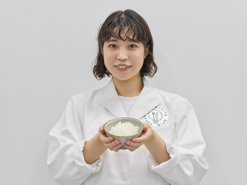 写真：お椀によそった白米と萩さん