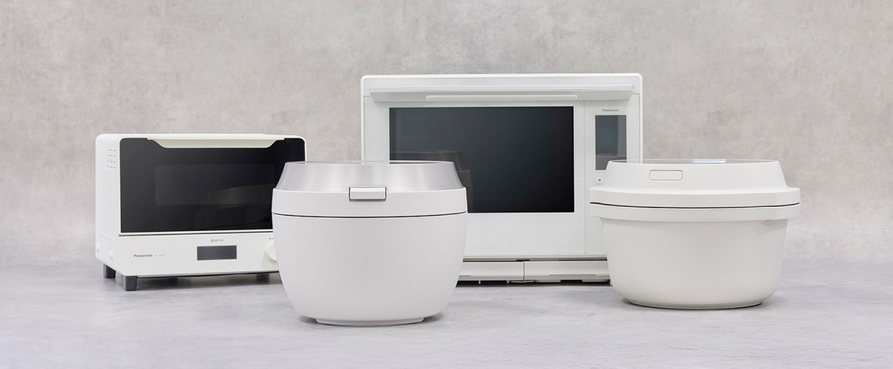 写真：白い調理家電（トースター、炊飯器、オーブンレンジ、オートクッカー）