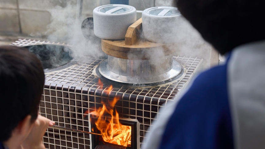 写真：かまど炊き