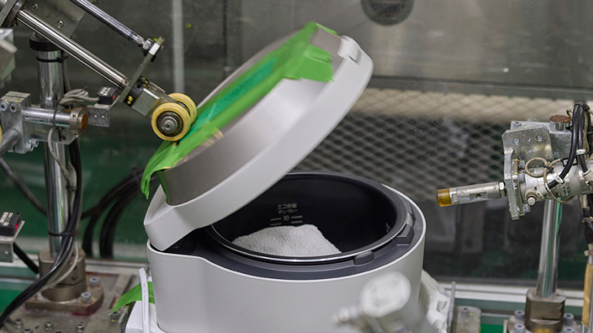 写真：外釜の蓋を機械で開け閉めするようす