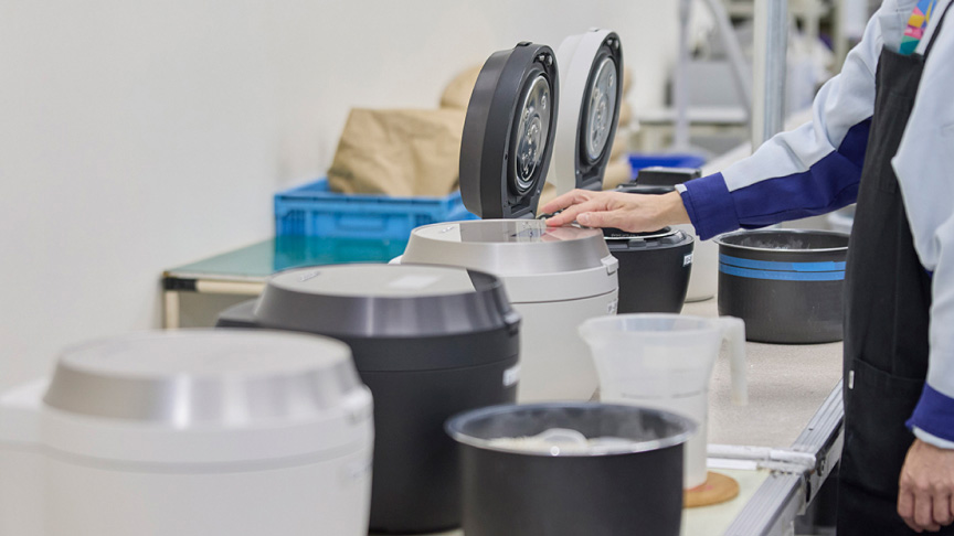 写真：テーブルに並んだ炊飯器