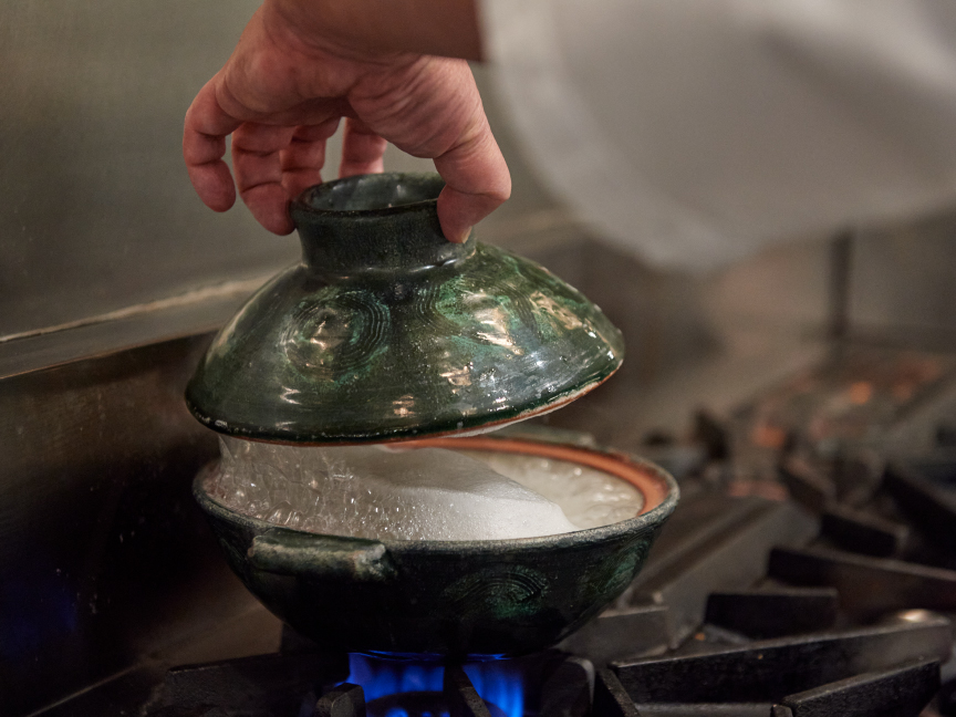 水分とお米のふくらみ具合を確認している画像です。