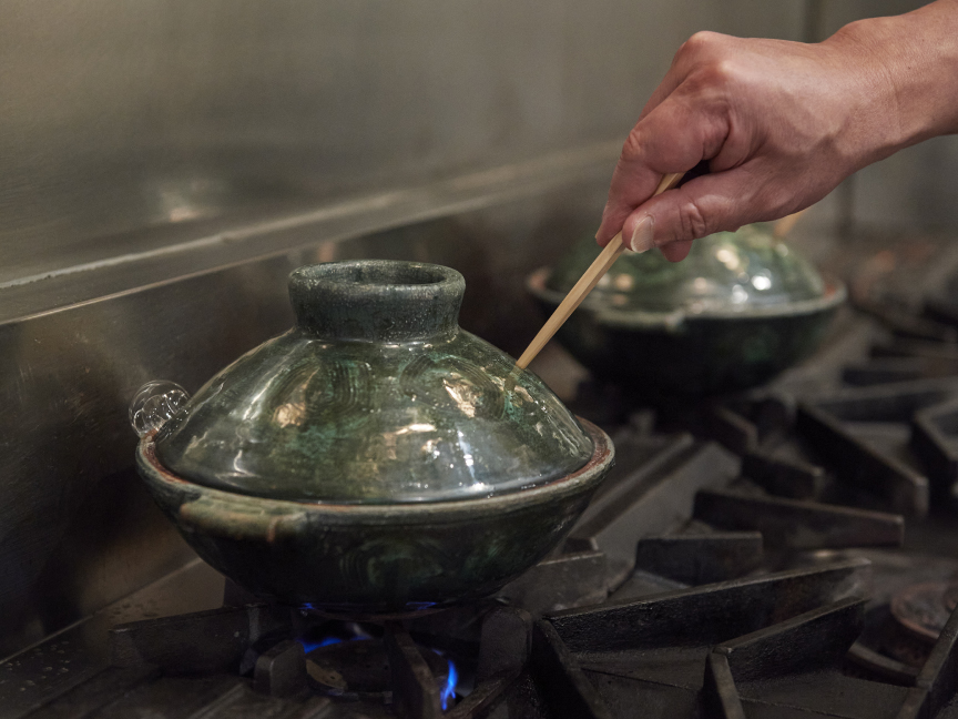 土鍋の蓋の穴を割り箸でふさいで加圧している画像です。