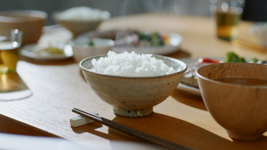 画像：食卓におかれたごはんのイメージ