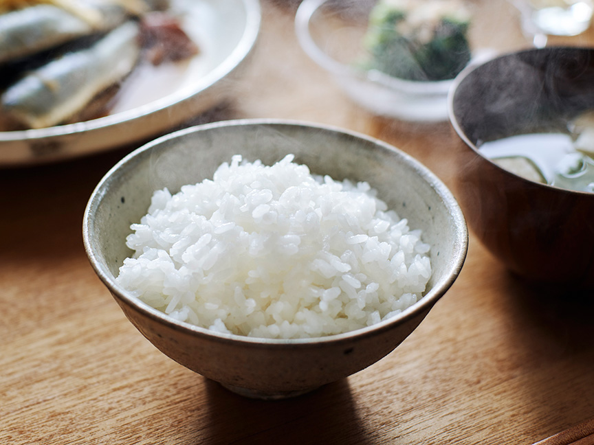 食卓に置かれたごはんの画像です。 クリックすると特長詳細ページへリンクします。