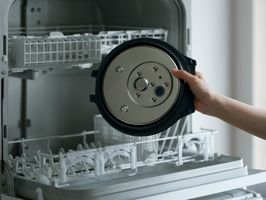 食洗機にふた加熱板を入れている画像です。