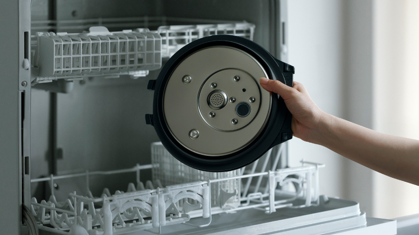 食洗機にふた加熱板を入れている画像です。