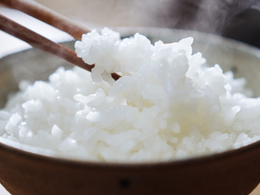ごはんを箸で持ち上げている画像です。