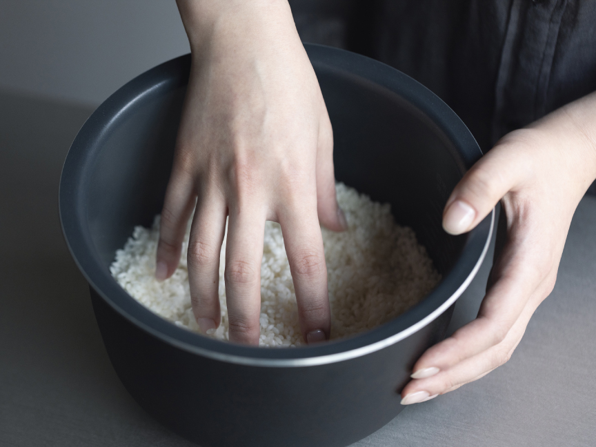 内釜で洗米している画像です。