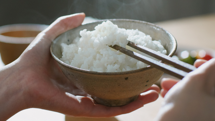 画像：お箸でごはんを持ち上げている様子