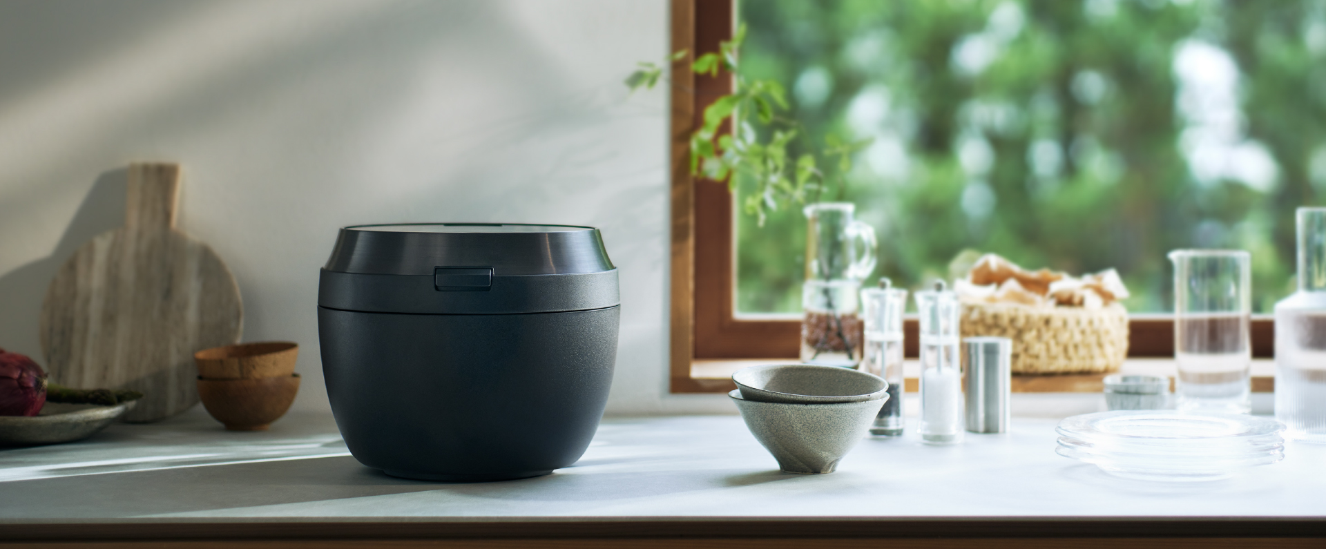 メインビジュアルです。キッチンに置かれている炊飯器 ビストロの画像です。