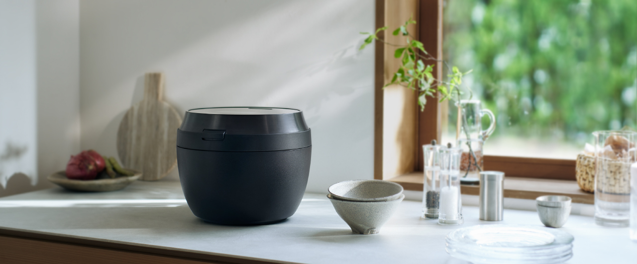 キッチンに置かれているSR-X910D-K（ブラック）の画像です。