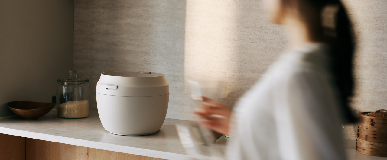 キッチンに置かれているSR-X910D-H（ライトグレージュ）の画像です。