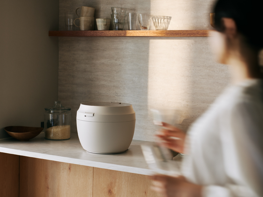 キッチンに置かれているSR-X910D-H（ライトグレージュ）の画像です。