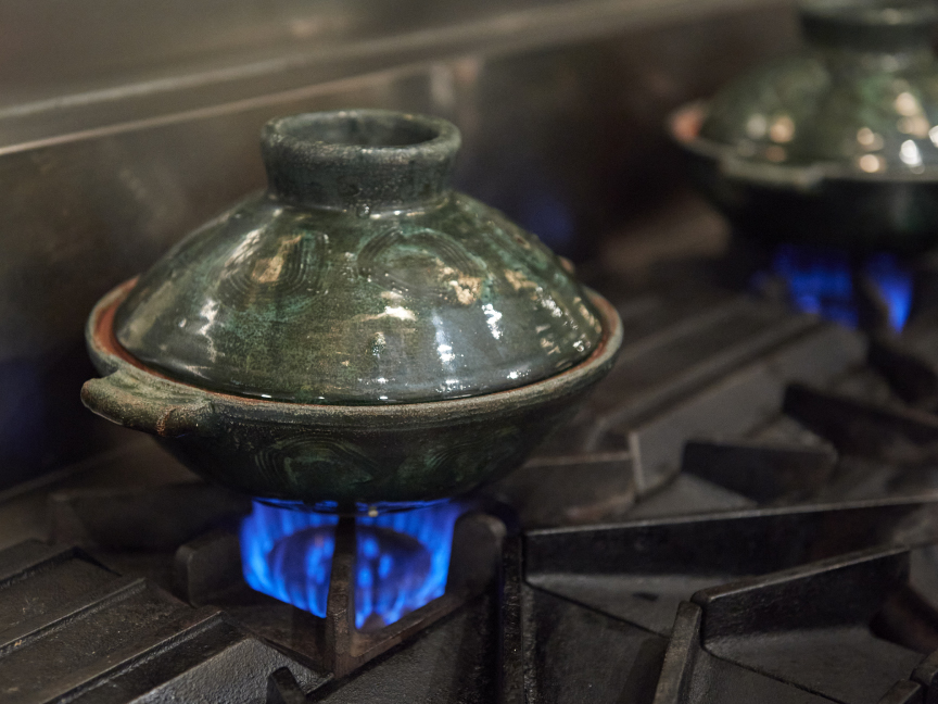 土鍋でごはんを大火力で炊いている画像です。