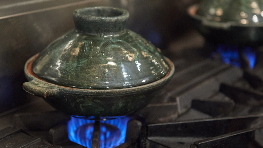 土鍋でごはんを大火力で炊いている画像です。