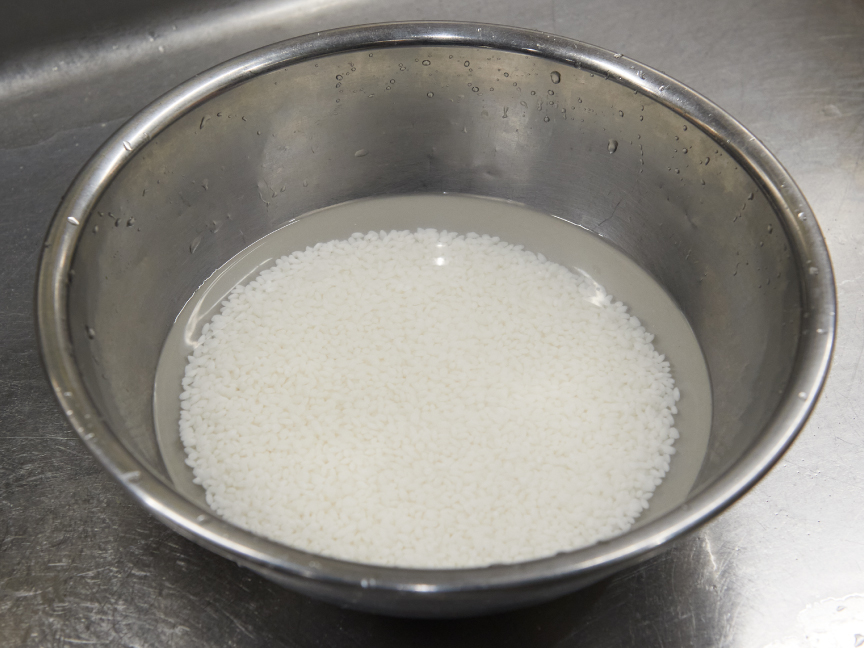 水をお米に浸水させている画像です。