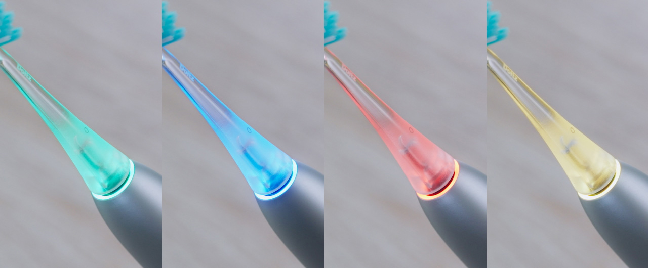 ブラッシングナビで透明ブラシが光る様子、画像には4種類の色のバリエーションが映っている