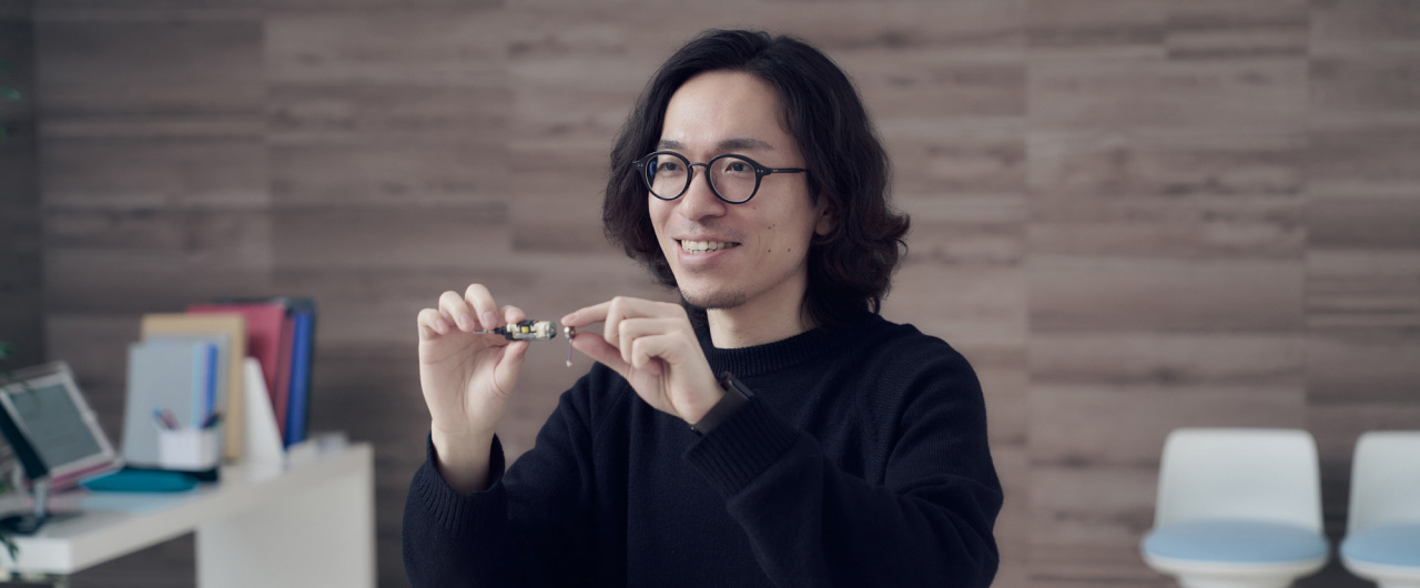 写真：前川和也さんが、電動歯ブラシの内部パーツを手に持っている様子