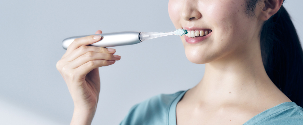 写真：ドルツプレミアムW音波振動ハブラシで歯磨きをしている様子