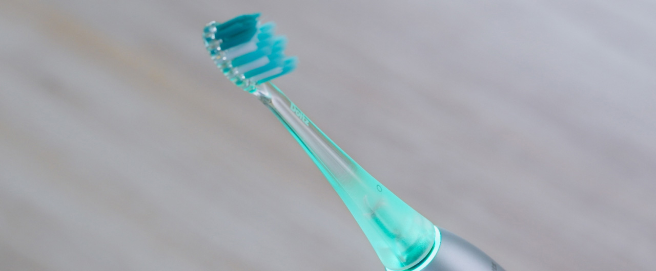 写真：ドルツプレミアムW音波振動ハブラシが、ブラッシングナビにより、光でお知らせしている様子