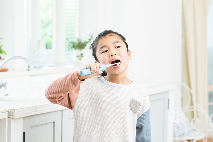 写真：キッズドルツで歯磨きをしているりょうたろうくんのイメージ