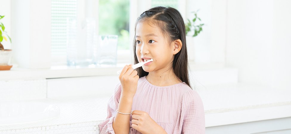 写真：子供が歯を磨くイメージ