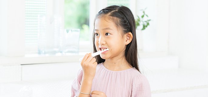 写真：子供が歯を磨くイメージ