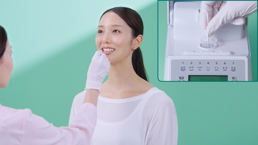 「かくれ汚れ」の洗浄効果をチェックするために細菌を採取している女性のイメージ