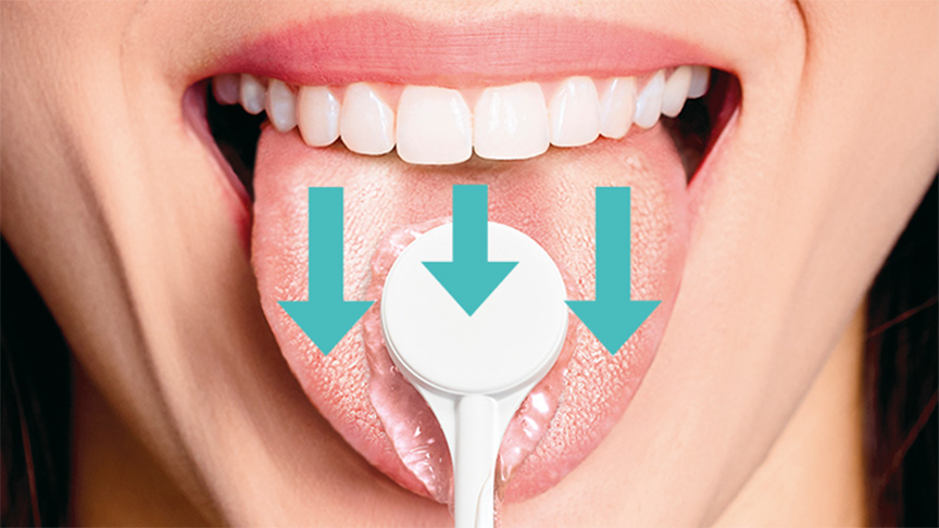 写真：舌磨きノズルを舌の上で滑らせている様子