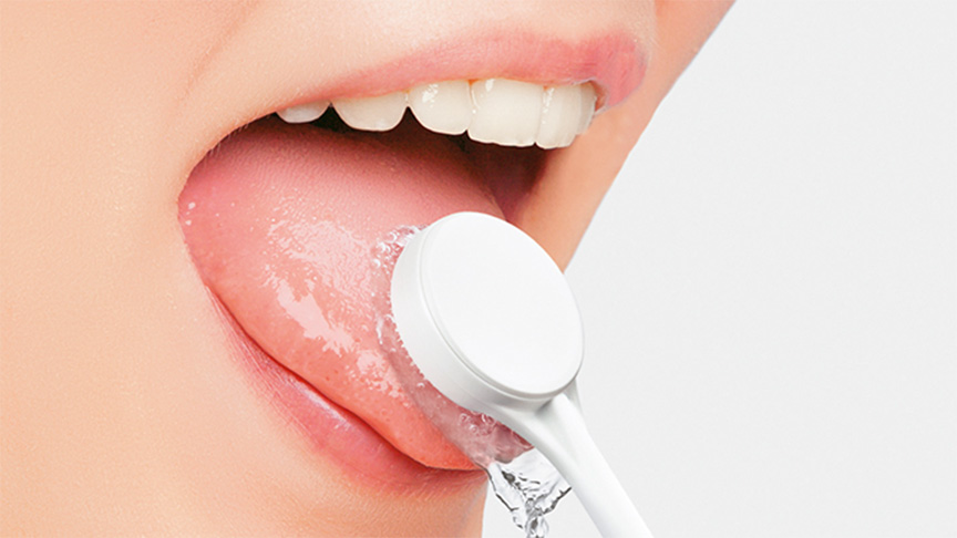 写真：舌磨きノズルを舌の上で滑らせている様子