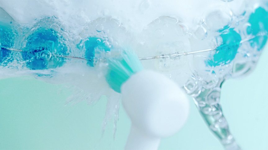 写真：EW-DJ55が歯列矯正器具周りを洗浄する様子