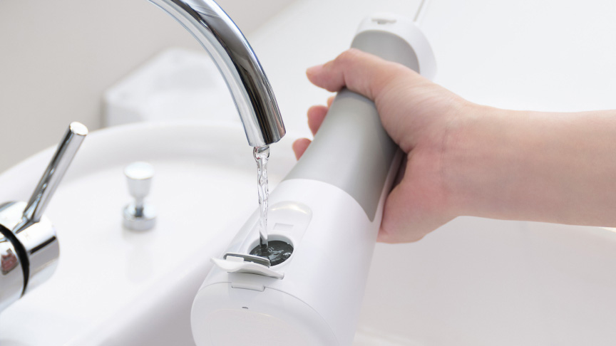 写真：EW-DJ55のタンクに水を入れている様子