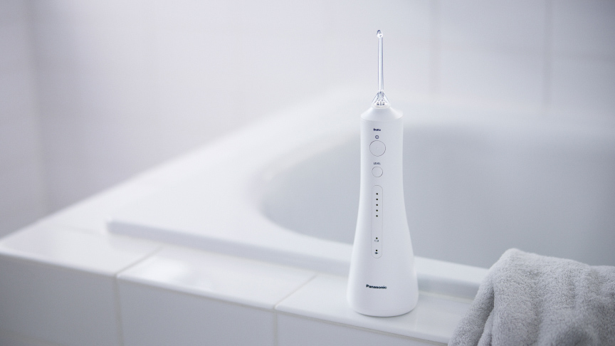 写真：女性がジェットウォッシャーを使用している様子