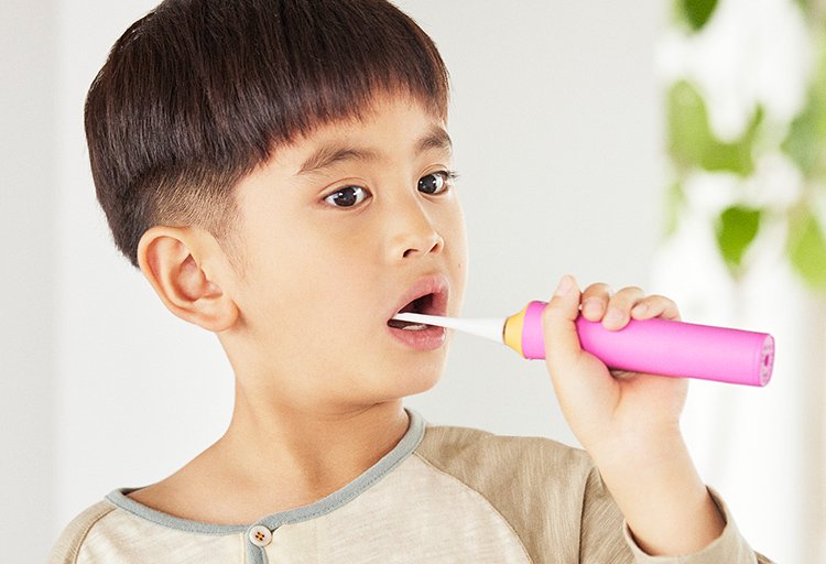 写真：キッズドルツ EW-DK31で歯を磨く子ども