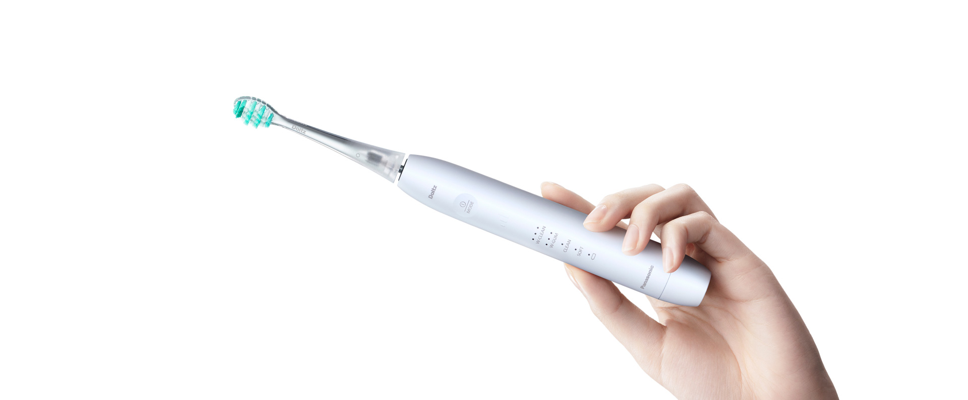 電動歯ブラシを持つ手のクローズアップ