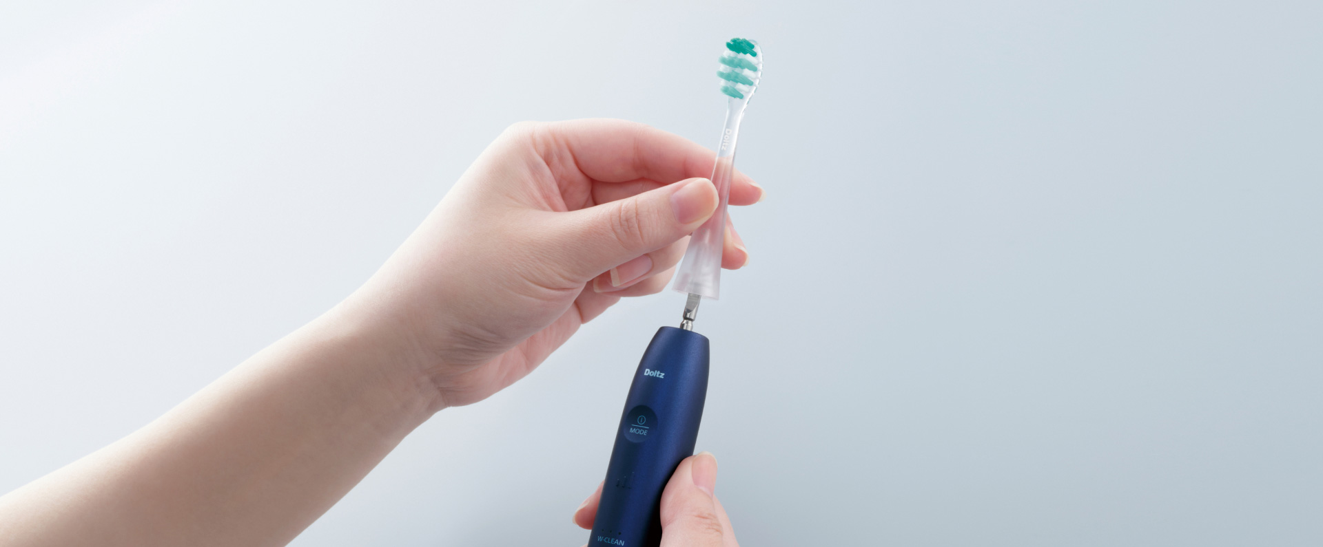 電動歯ブラシのヘッドを取り付ける様子