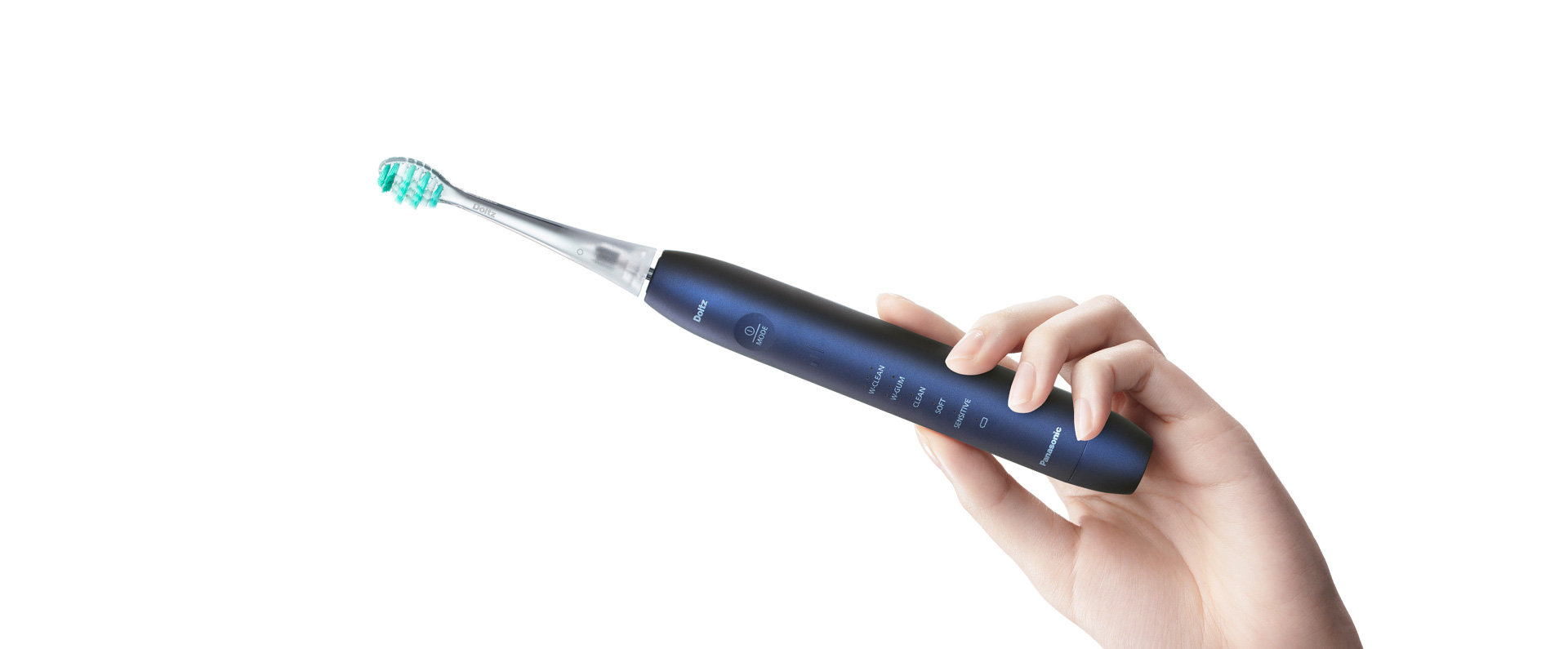 電動歯ブラシを持つ手