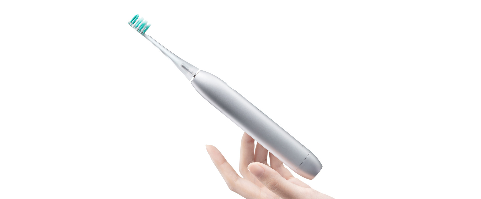 電動歯ブラシを持つ手のクローズアップ