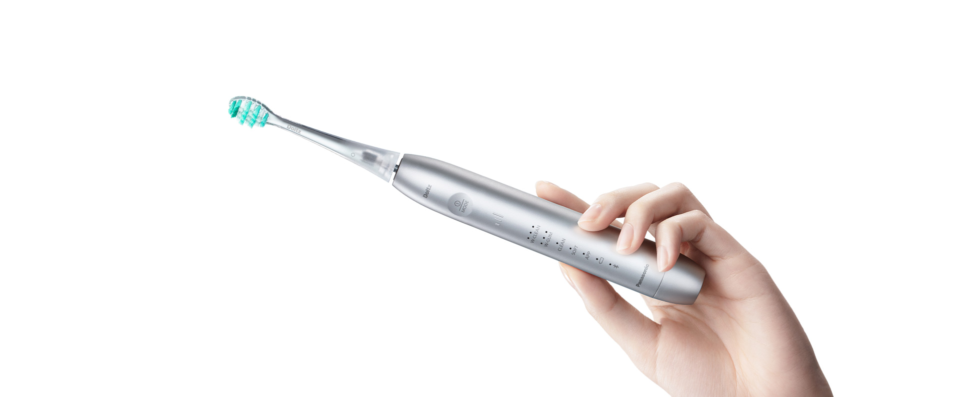 電動歯ブラシを持つ手