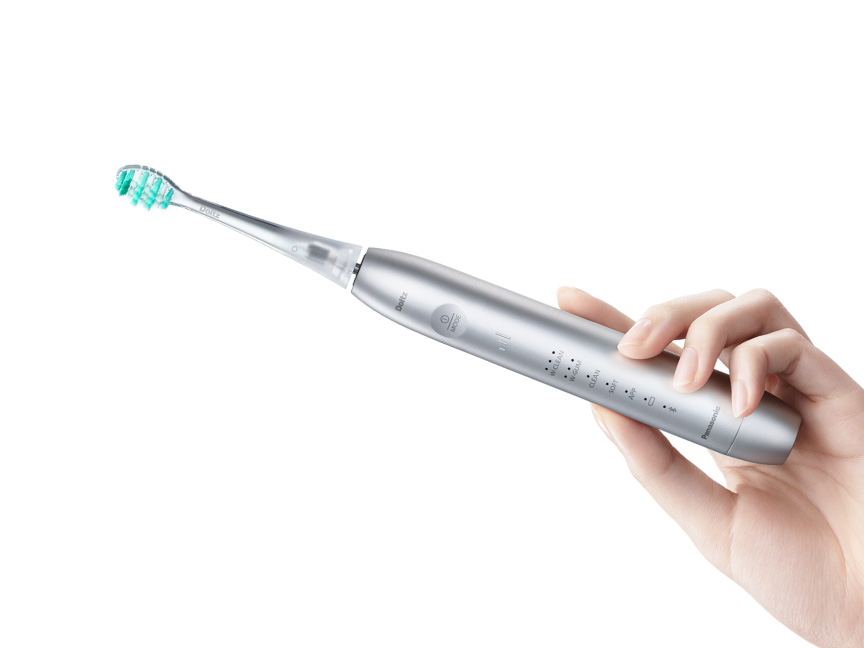 電動歯ブラシを持つ手