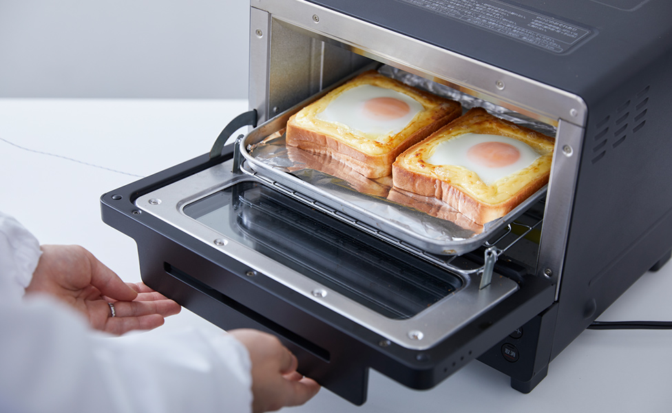 エッグトーストを、2枚トースターに入れるイメージ