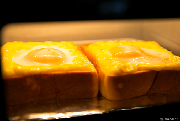 写真：トースターで焼かれているアレンジトースト