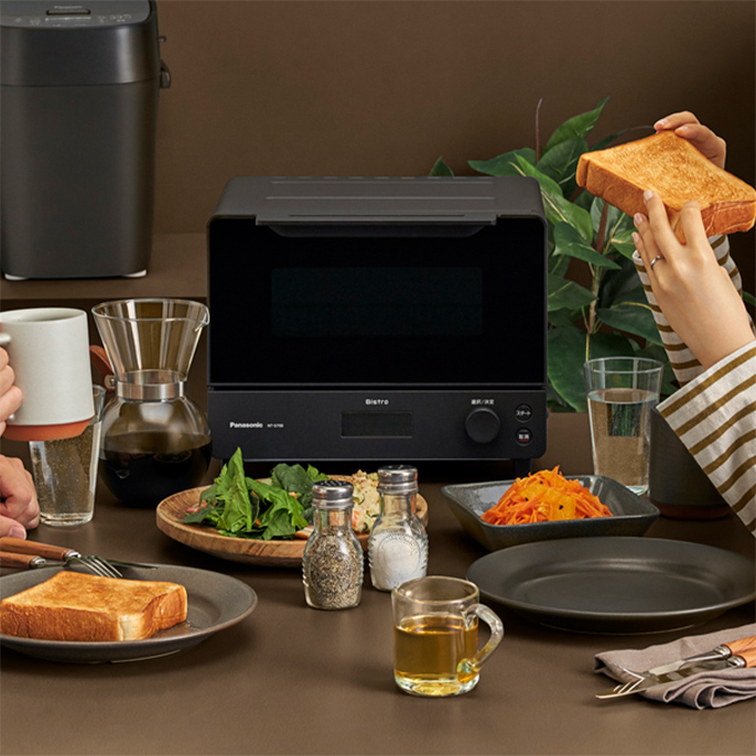 写真：オーブントースター、ホームベーカリーと食卓