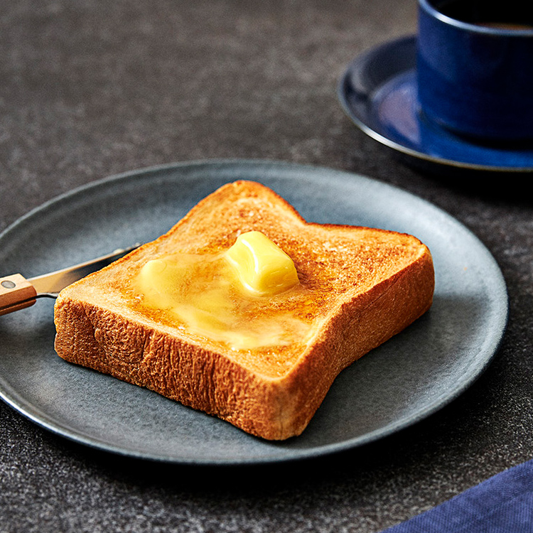写真：バターが載ったトースト