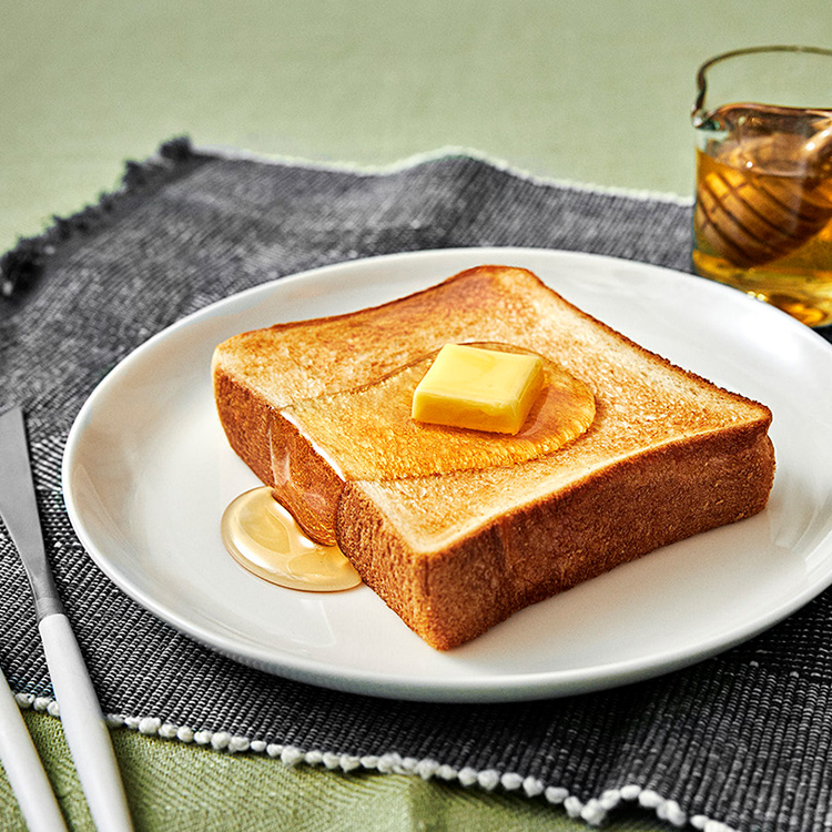 写真：バターと蜂蜜が載ったトースト
