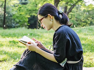 写真：公園で読書をする女性