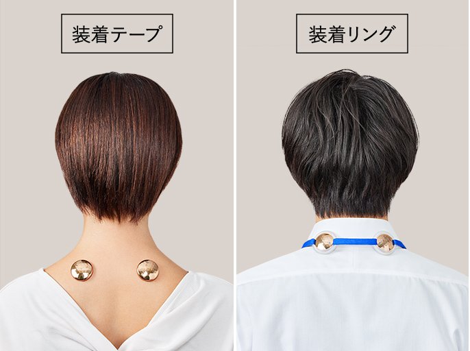 写真：（左）装着テープで首元の肌に直接装着した様子　（右）装着リングでYシャツの上から首に書けている様子