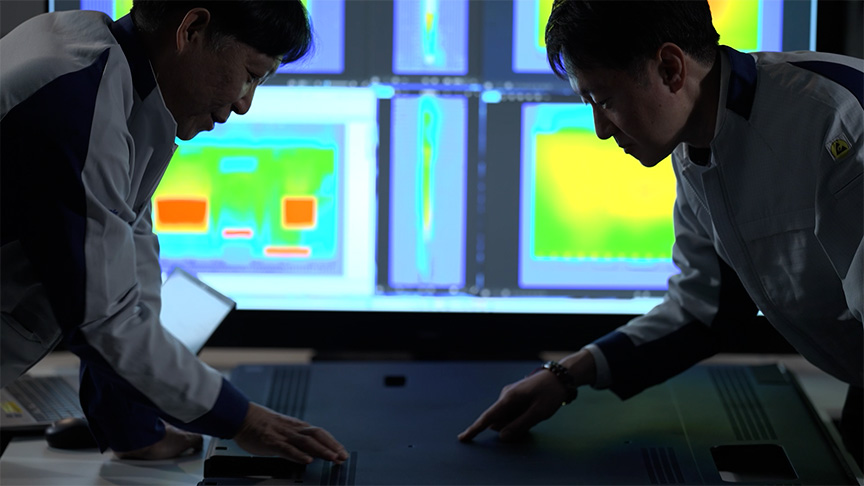放熱孔の位置を確認する瀧倉と石田